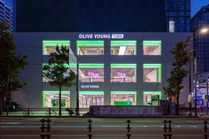 [서울=뉴시스] 부산 중구 남포동에 위치한 비수도권 최대 규모 '올리브영 남포 타운점' 전경 (사진=CJ올리브영 제공) 2026.09.02. photo@newsis.com *재판매 및 DB 금지