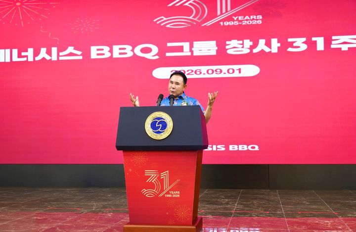 [서울=뉴시스] 제너시스BBQ 그룹은 1일 경기 이천시 치킨대학에서 주요 임원과 임직원이 참석한 가운데 창립 31주년 기념식을 개최하고, 글로벌 F&B 기업으로의 새로운 도약을 위한 미래 성장전략을 제시했다. 윤홍근 제너시스BBQ 그룹 회장이 기념사를 하고 있다. (사진=제너시스BBQ 제공) *재판매 및 DB 금지