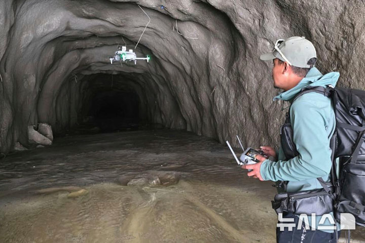 [마하르잔=AP/뉴시스] 네팔 대홍수 구조·수색 작업이 한창인 가운데 드론이 시신 수습부터 식량과 의약품 운송, 실종자 수색까지 맡으며 재난 대응의 새로운 수단으로 주목받고 있다. 사진은 영화 감독이자 드론 조종사인 마니쉬 마하르잔이 지난달 31일 월요일 네팔 라수와 지역의 라슈와가디 수력 발전소 터널 입구에서 드론을 조종하는 모습. 2026.09.02.