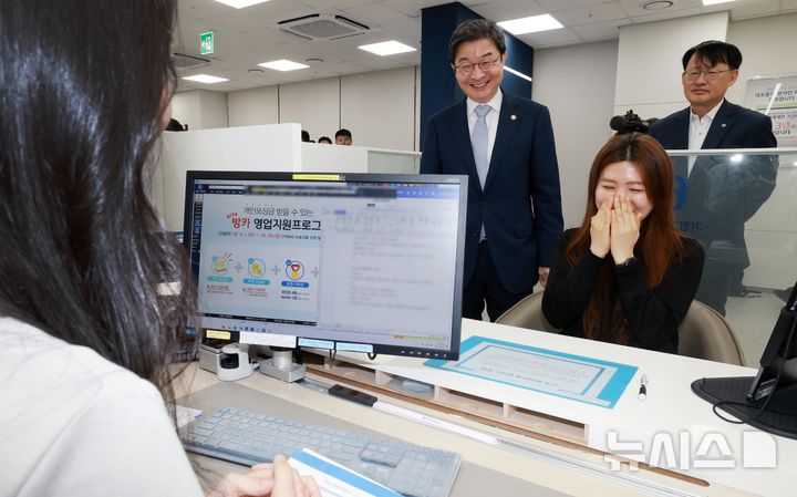 [서울=뉴시스]이억원 금융위원장이 2일 서울 종로구 중소기업은행 광화문지점에 방문해 소상공인 특화 신용평가(SCB; Small Business Credit Bureau) 은행권 시범운영 상황을 살펴보고, 현장 정책 수요자와 관계기관 의견을 청취했다. (사진제공=금융위원회) 2026.09.02. photo@newsis.com