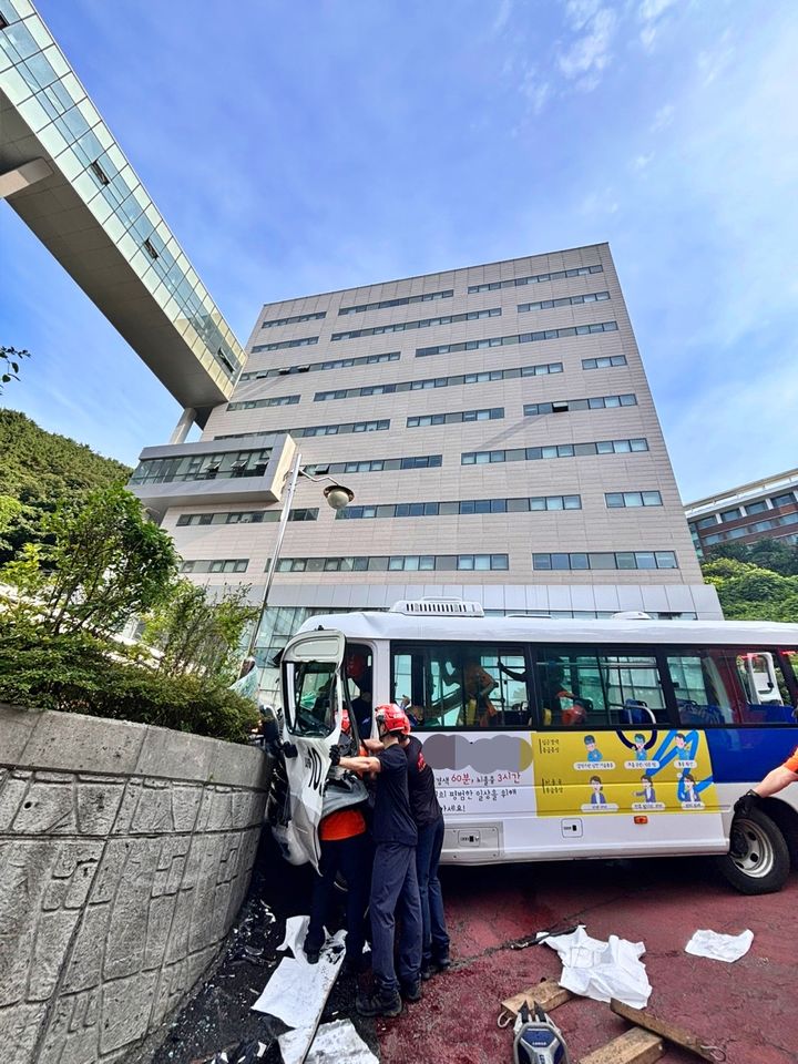 [부산=뉴시스] 2일 오전 7시45분께부산 사하구의 한 대학교 내에서 통학 버스가 내리막길 운행 중 벽과 충돌했다. (사진=부산소방재난본부 제공) 2026.09.02. photo@newsis.com *재판매 및 DB 금지