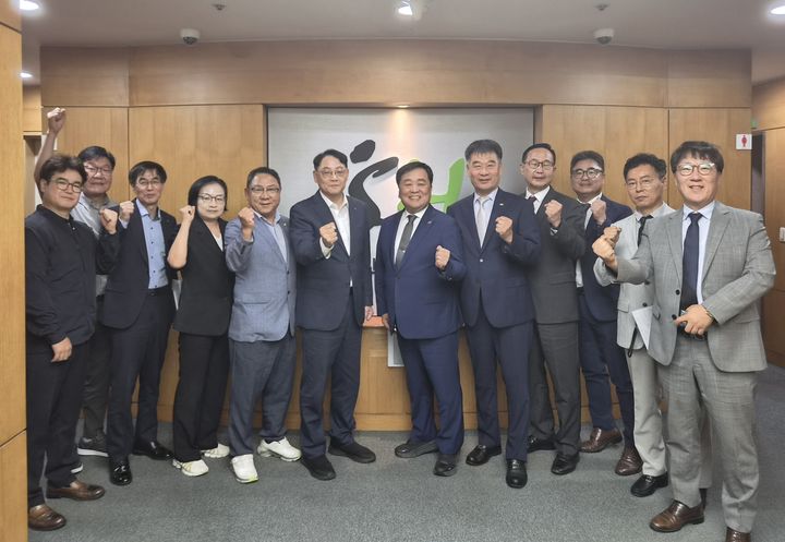 [서울=뉴시스] 황상하 서울주택도시개발공사 사장(왼쪽 여섯 번째)과 최태진 대한건설협회 서울시회장(왼쪽 일곱 번째)을 비롯한 간담회 참석자들이 행사를 마친 뒤 기념촬영을 하고 있다.. (사진=SH 제공) 2026.09.02. photo@newsis.com *재판매 및 DB 금지