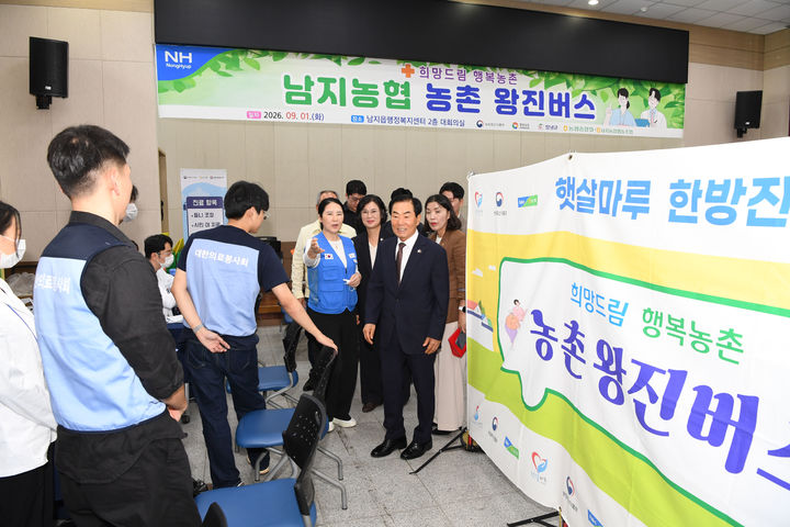 [창녕=뉴시스] 안지율 기자 = 성낙인 군수가 농촌 왕진버스 운영 현장을 방문해 의료진을 격려하고 있다. (사진= 창녕군 제공) 2026.09.02. photo@newsis.com *재판매 및 DB 금지