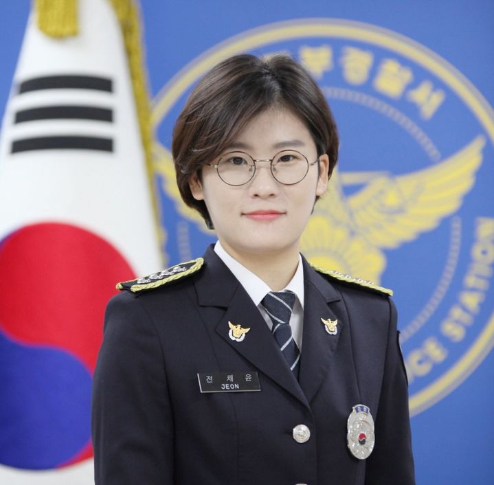 [대전=뉴시스] 대전경찰청 여성보호계 전채윤 경사가 최근 한국여성인권진흥원에서 주최한 '2026 일상 속 여성폭력 예방·대응 사례 공모전'에서 우수상을 받았다.(사진=대전경찰청 제공) 2026.09.02. photo@newsis.com *재판매 및 DB 금지