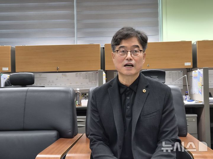 [전주=뉴시스] 김민수 기자= 2일 노경만 전북도의원이 전북특별자치도의회 기자실에서 전북혁신도시 중심의 제2 공공기관 이전 대비 등을 밝히고 있다. 2026.09.02 leo@newsis.com *재판매 및 DB 금지
