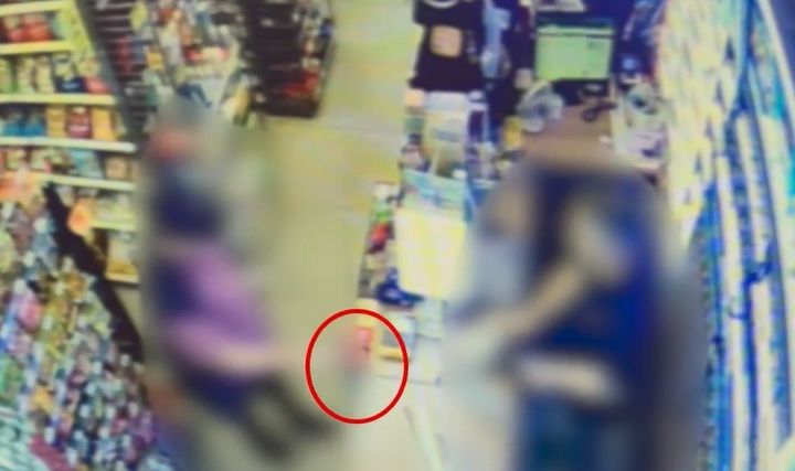 [부산=뉴시스] 2일 오전 부산 연제구의 한 편의점에서 점주를 향해 흉기를 들고 금품을 빼앗으려 한 혐의를 받는 70대가 경찰에 붙잡혔다. (사진=부산경찰청 제공) 2026.09.02. photo@newsis.com *재판매 및 DB 금지