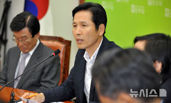 [서울=뉴시스] 경기 용인시 한 지역주택조합 방음벽 설치 공사 로비 명목으로 9억원이 넘는 금품 등을 수수한 혐의를 받은 재선 출신 우제창(사진) 전 국회의원이 대법원에서 실형을 확정받았다. (사진=뉴시스DB). 2026.09.02. photo@newsis.com *재판매 및 DB 금지