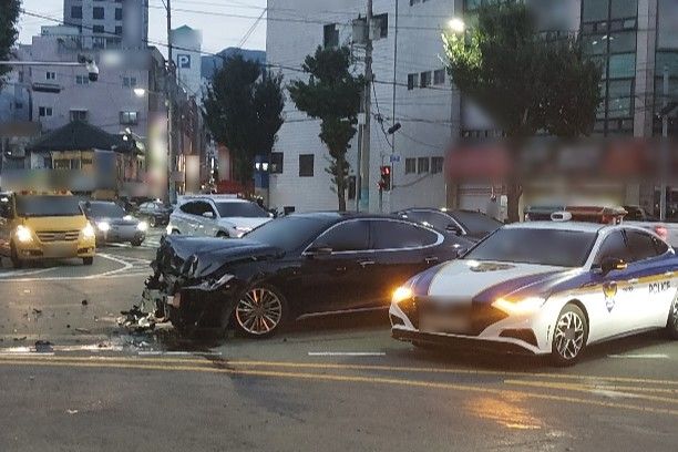 [부산=뉴시스] 1일 오후 부산 중구 부평교차로에서 화물차가 승용차를 들이받는 사고가 발생했다. (사진=부산경찰청 제공) 2026.09.02. photo@newsis.com *재판매 및 DB 금지