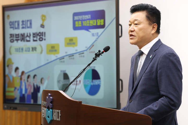[청주=뉴시스] 신용한 충북지사가 2일 도청 브리핑룸에서 내년도 정부예산안에 반영된 충북 예산을 설명하고 있다. (사진=충북도 제공) 2026.09.02. photo@newsis.com *재판매 및 DB 금지