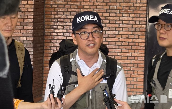 [카트만두=뉴시스] 박정규 특파원 = 네팔 홍수 실종자 수색·구조를 위한 정부 해외긴급구호대가 2일 오전 네팔 카트만두 트리부반국제공항에 도착한 가운데 이규호 해외긴급구호대 대장이 취재진의 질문에 답하고 있다. 2026.09.02 pjk76@newsis.com