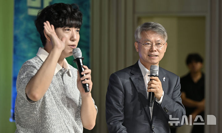 [전남광주=뉴시스] 양시원 기자 = 민형배 전남광주통합특별시장과 유튜버 궤도가 2일 오전 전남광주 북구 전남대학교 컨벤션홀에서 열린 호남권 반도체 클러스터 붐업 토크콘서트에 참석해 발언하고 있다. 2026.09.02. goodwrite97@newsis.com