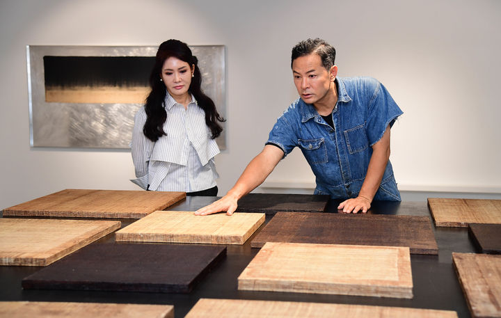 [서울=뉴시스] 김해리 대표에게 작품에 대해 설명하고 있는 김창옥 작가. (사진=MCM 제공) *재판매 및 DB 금지