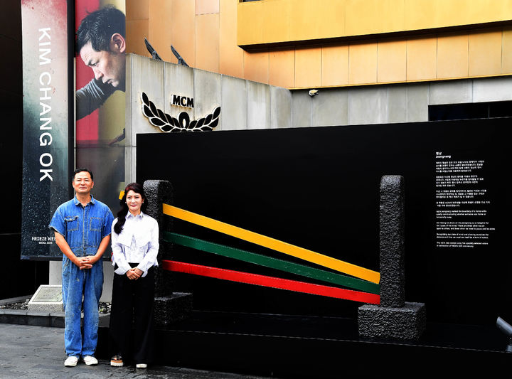 [서울=뉴시스] 정낭 앞 김해리 대표와 김창옥 작가. (사진=MCM 제공) 2026.09.02. *재판매 및 DB 금지
