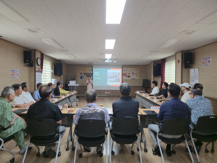 [논산=뉴시스]논산시는 중년 남성의 건강한 식생활 실천과 자가 건강관리 능력 향상을 위한 요리 프로그램 '꽃중년 요섹남(요리하는 섹시한 남자)' 수료식을 가졌다. 2026. 09. 02 photo@newsis.com *재판매 및 DB 금지