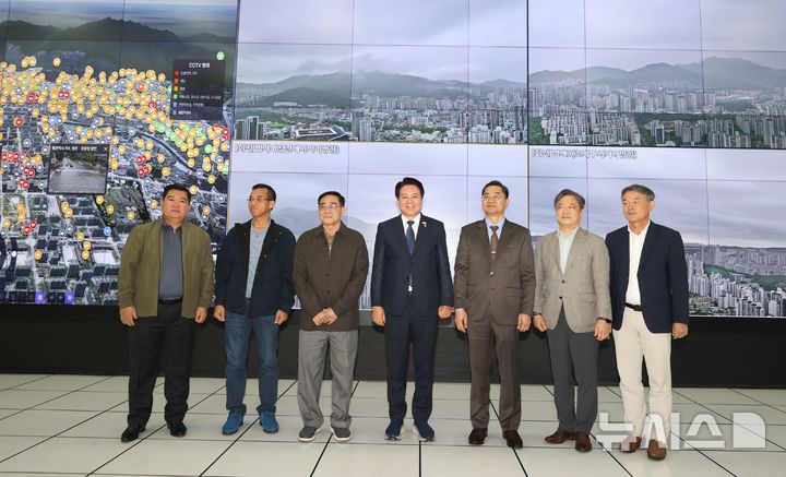 [안양=뉴시스] 지난 1일 안양시 스마트도시통합센터를 찾은 캄보디아 방문단이 현장을 둘러본 후 최대호 안양시장(사진 가운데)과 기념 촬영을 하고 있다.(사진=안양시 제공).2026.09.02. photo@newsis.com