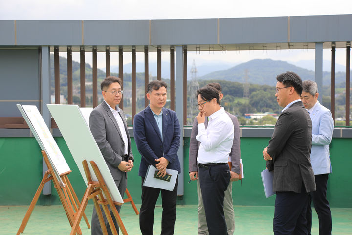 [서울=뉴시스]이성훈 LH사장이 2일 광명시흥 사업지구 현장 점검 중이다. (사진=LH제공) 2026. 9. 2. *재판매 및 DB 금지