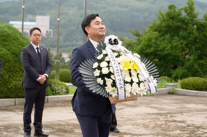 2일 김도균 대표이사가 취임식에 앞서 첫 공식 일정으로 태백시 순직산업전사 위령탑을 찾아 참배하고 있다.(사진=강원랜드 제공) *재판매 및 DB 금지