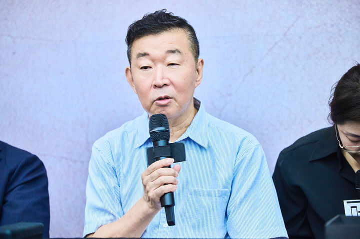 [서울=뉴시스] 정의신 연출가가 2일 서울 종로구 세종문화회관에서 열린 '스미레 미용실' 기자간담회에서 발언하고있다. (사진=세종문화회관 제공) 2026.09.02. photo@newsis.com *재판매 및 DB 금지 