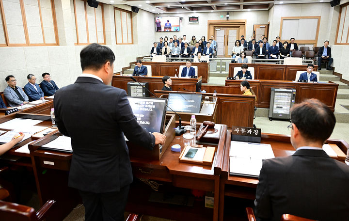 정선군의회 배왕섭 의장이 2일 군의회 제316회 임시회 개회를 선언하고 있다.(사진=정선군 제공) *재판매 및 DB 금지