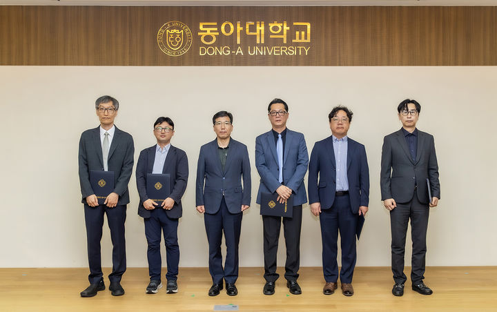 [부산=뉴시스] 동아대학교는 우수 교원에 대한 파격적인 혜택과 대학 연구 경쟁력의 비약적인 강화를 위해 도입한 '조기승진' 제도의 두 번째 수혜자로 총 5명의 교수를 발탁하고 임명장을 수여했다고 2일 밝혔다. (사진=동아대 제공) 2026.09.02. photo@newsis.com *재판매 및 DB 금지