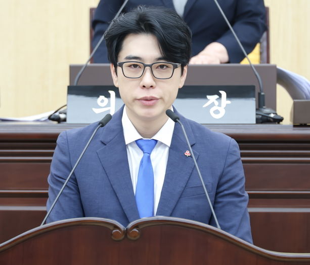 [대전=뉴시스] 조명휘 기자 = 정용(더불어민주당·나선거구) 대전 동구의원이 2일 제295회 정례회에서 '동구 현안 사업 장기재검토 결정 철회 및 추진 재개 촉구 건의안'에 대한 제안설명을 하고 있다. (사진= 동구의회 제공) 2026.09.02. photo@newsis.com *재판매 및 DB 금지