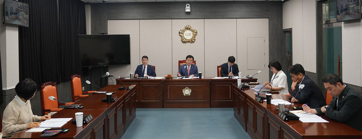 태백시의회가 2일 위원회실에서 농업과, 기획감사과, 안전과 등 주요 부서와 의원간담회를 열고 시정 주요 안건과 조례안을 논의하고 있다.(사진=태백시의회 제공) *재판매 및 DB 금지