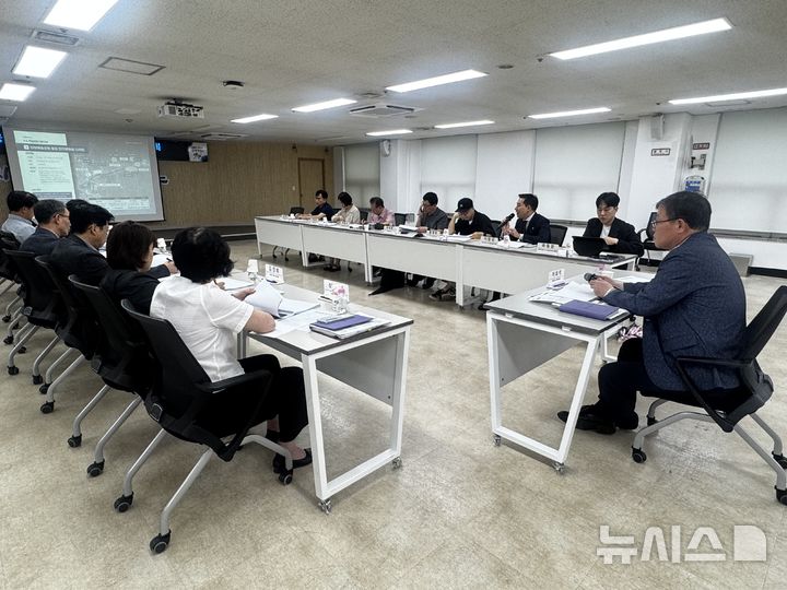 [안양=뉴시스] 안양시가 지난 1일, 시청 회의실에서 ‘제2차 안양시 공공디자인 진흥계획’ 2차 중간보고회를 개최하고 있다. (사진=안양시 제공).2026.09.02.photo@newsis.com