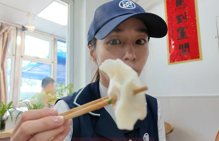 [서울=뉴시스]이민정씨가 육즙이 흐르는 연어 만두와 해산물 만두를 맛보는 모습. 유튜브 채널 '이민정 MJ' 영상 캡처. *재판매 및 DB 금지