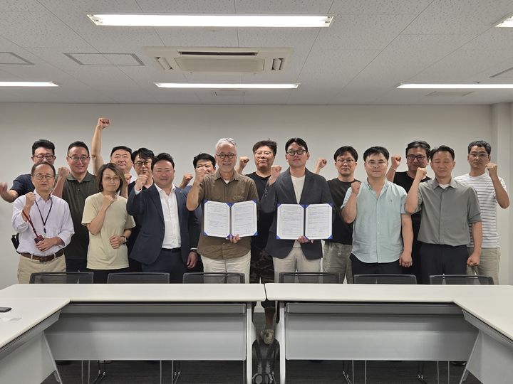 [안동=뉴시스] 경북도 내수면관상어비즈니스센터와 일본관상어진흥사업협동조합이 지난달 28일 업무협약을 체결하고 있다. (사진=경북도 제공) 2026.09.02. photo@newsis.com *재판매 및 DB 금지
