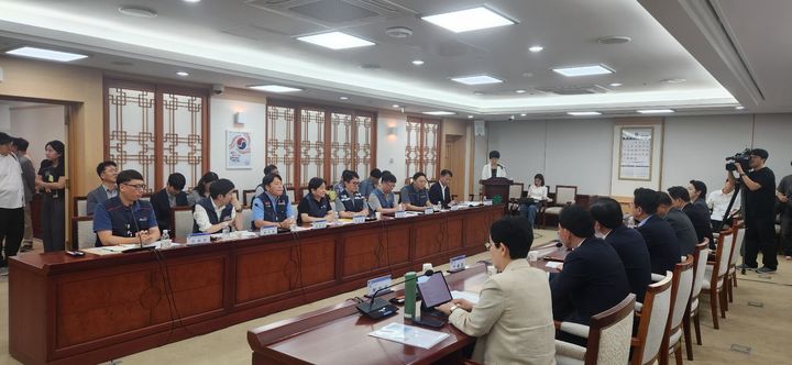[대전=뉴시스]대전시는 2일 시청 중회의실에서 대전 이전을 희망하는 7개 공공기관 노동조합 대표들과 간담회를 열고 있다. 2026.09.02 photo@newsis.com *재판매 및 DB 금지