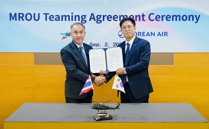 대한항공이 태국 국영 항공 정비 전문 기업 TAI(Thai Aviation Industries)와 손잡고 동남아 항공 정비(MRO) 시장 진출을 본격화한다. 서명식에 참석한 조현철 대한항공 군용기사업부 부서장(오른쪽), 피분 워라완쁘리차 TAI 대표(왼쪽)가 기념사진을 촬영하는 모습.(사진=대한항공 제공) *재판매 및 DB 금지