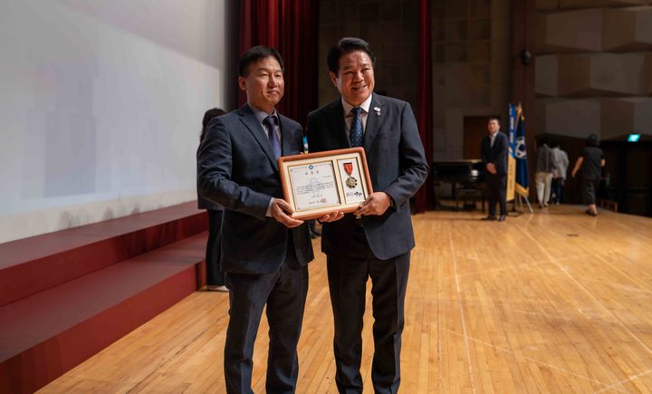 [서울=뉴시스] 왼쪽부터 황혁식 노루페인트 안전환경부문 부문장, 최대호 안양시장 (사진=노루페인트 제공) 2026.9.2. photo@newsis.com *재판매 및 DB 금지