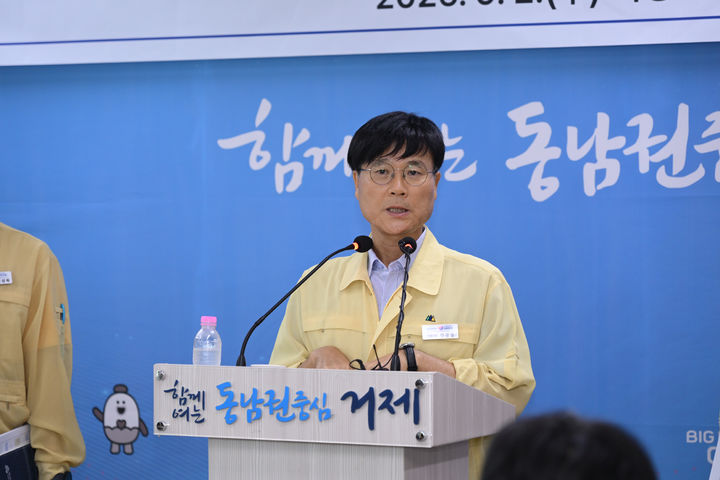 [거제=뉴시스] 신정철 기자= 변광용 거제시장은 2일 오후 시청 브리핑룸에서 기자회견을 열고 삼성중공업과 한화오션의 부산지역 설계센터 확대 및 설계인력 추가 채용 계획에 대한 전면 재검토를 공식 요청했다.사진은 변광용 거제시장의 기자회견 모습.2026.09.02. sin@newsis.com *재판매 및 DB 금지