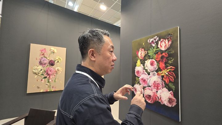[사진=박현주 미술전문기자] 김남표 작가가 꽃 그림을 설명하고 있다. *재판매 및 DB 금지