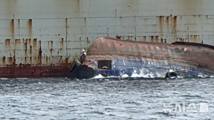 [부산=뉴시스] 이아름 기자 = 2일 오후 1시29분께 부산 오륙도 남동방 약 9㎞ 해상에서 티엔에스캐처 호(286t·견인용 예선·승선원 8명)가 전복 돼 해경이 경비함정과 연안구조정 등 13척과 항공대, 중앙해양특수구조단 등을 투입해 구조 작업을 벌이고 있다. 티엔에스캐처 호에는 내국인 6명과 인도네시아 국적 선원 2명이 타고 있었던 것으로 파악됐다. (사진=부산해경 제공) 2026.09.02. photo@newsis.com *재판매 및 DB 금지