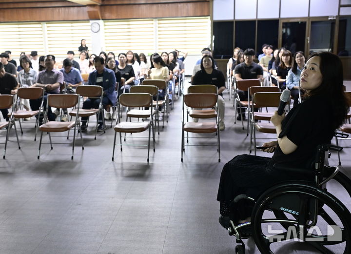 [순창=뉴시스] 2일 순창군에서 열린 ‘'2026년 장애인식개선 대면교육', 전문강사인 김경 공감인어스 대표가 '장애를 바라보는 시선에서, 세상을 바꾸는 시선으로'를 주제로 강의하고 있다. *재판매 및 DB 금지