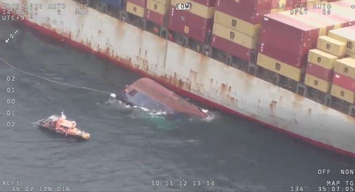 [부산=뉴시스] 이아름 기자 = 2일 오후 1시29분께 부산 오륙도 남동방 약 9㎞ 해상에서 티엔에스캐처 호(286t·견인용 예선·승선원 8명)가 전복 돼 해경이 경비함정과 연안구조정 등 13척과 항공대, 중앙해양특수구조단 등을 투입해 구조 작업을 벌이고 있다. 티엔에스캐처 호에는 내국인 6명과 인도네시아 국적 선원 2명이 타고 있었던 것으로 파악됐다. 현재까지 2명 구조, 6명이 실종됐다. (사진=부산해경 제공) 2026.09.02. photo@newsis.com *재판매 및 DB 금지