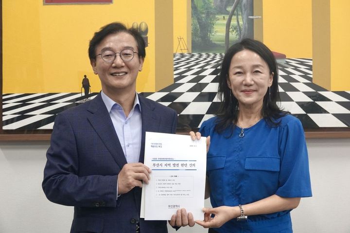 [부산=뉴시스] 전재수 부산시장(왼쪽)이 2일 서울 여의도 국회를 방문해 이재정 국회 문화체육관광위원장에게 부산지역 발전 현안을 건의했다. (사진=부산시 제공) 2026.09.02. photo@newsis.com *재판매 및 DB 금지