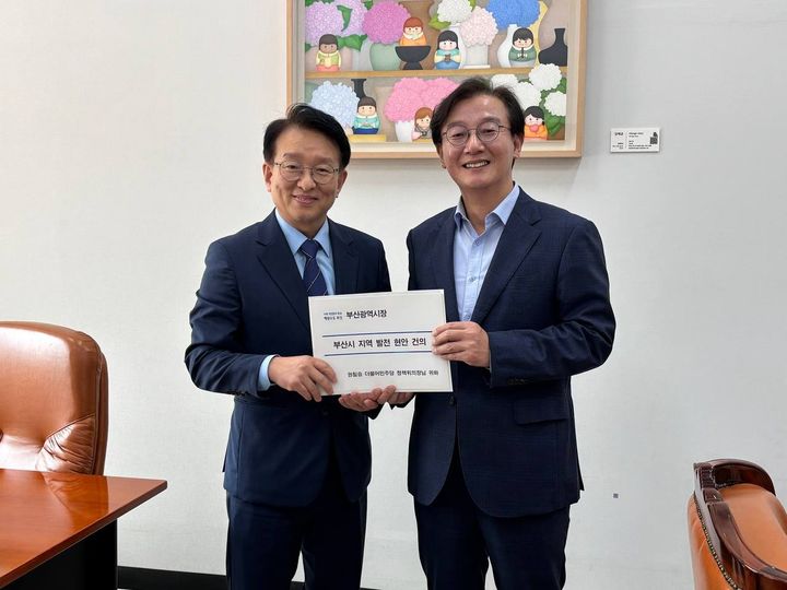 [부산=뉴시스] 전재수 부산시장(오른쪽)이 2일 서울 여의도 국회를 방문해 더불어민주당 권칠승 정책위의장에게 부산지역 발전 현안을 건의했다. (사진=부산시 제공) 2026.09.02. photo@newsis.com *재판매 및 DB 금지