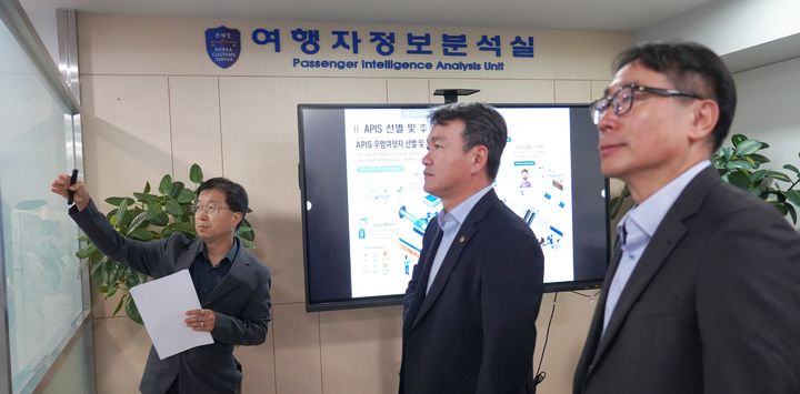 [인천=뉴시스] 이종욱 관세청장(오른쪽서 두번째)이 2일 인천공항 제1터미널을 방문해 마약밀수 차단을 위한 국경감시단속체계를 점검하고 있다.(사진=관세청 제공) *재판매 및 DB 금지