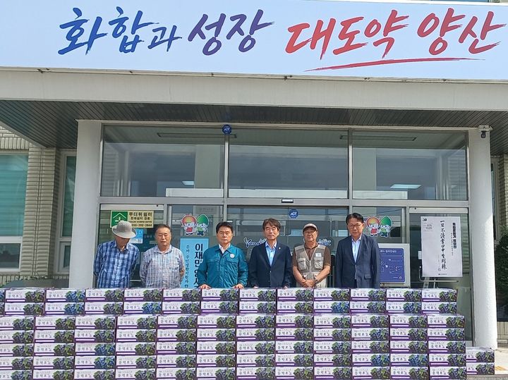 [양산=뉴시스] 안지율 기자 = 상북기업체협의회가 거제시 지역 포도 농가의 시름을 덜어주기 위해 구입한 포도 160박스(500만원 상당)를 기탁하고 있다. (사진=양산시 제공) 2026.09.02. photo@newsis.com *재판매 및 DB 금지