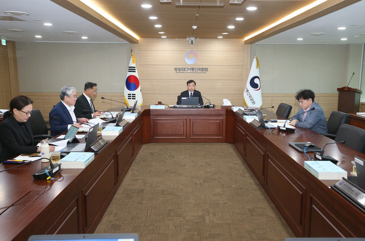 [서울=뉴시스] 김종철 방송미디어통신위원장(가운데)이 2일 정부과천청사에서 '2026년 제32차 전체회의'를 진행하고 있다. (사진=방미통위 제공) *재판매 및 DB 금지