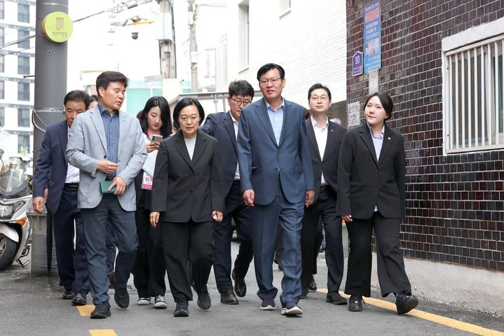 [서울=뉴시스] 청년 주거환경 실태 점검을 위해 7월 4일 신촌 대학가 원룸 밀집 지역을 방문한 한성숙 국무총리(앞줄 왼쪽 두 번째)와 박운기 서대문구청장(앞줄 왼쪽 세 번째). (사진=서대문구 제공) 2026.09.02. photo@newsis.com *재판매 및 DB 금지