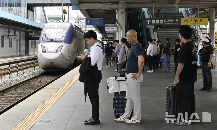 [전남광주=뉴시스] 양시원 기자 = KTX·SRT 통합 운행 이틀째인 2일 오후 전남광주특별시 광산구 광주송정역 승강장에서 승객들이 KTX에 탑승하기 위해 기다리고 있다. 2026.09.02. goodwrite97@newsis.com