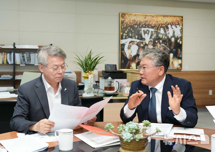 [전남광주=뉴시스] 장세일 영광군수(오른쪽)가 2일 민형배 전남광주통합특별시장을 만나 군공항 부지의 반도체 팹(Fab·생산공장), 동부권의 신소재 산업, 서부권의 소재·부품·장비 산업을 하나로 연결하는 통합형 반도체 산업구상을 제안하고 있다. (사진=영광군 제공) photo@newsis.com *재판매 및 DB 금지