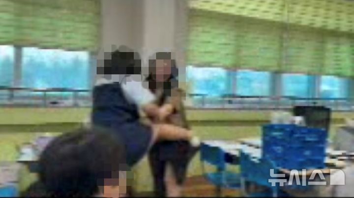 [청주=뉴시스] 2일 오전 충북 청주시 서원구의 한 초등학교에서 한 여학생이 수업 중 담임교사를 향해 발길질을 하고 있다. (사진=독자 제공) 2026.09.02. photo@newsis.com