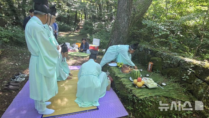 [제주=뉴시스] 임재영 기자 = 지난 8월27일 제주시 애월읍 장전리 궷물오름에서 열린 장전공동목장 백중제. 공동목장 관계자들이 우마의 무병과 번식, 목축의 평안을 기원하며 제를 올리고 있다. 제주 중산간 목축공동체에서 이어져 온 전통 목축의례의 하나다. 2026.09.04. ijy788@newsis.com