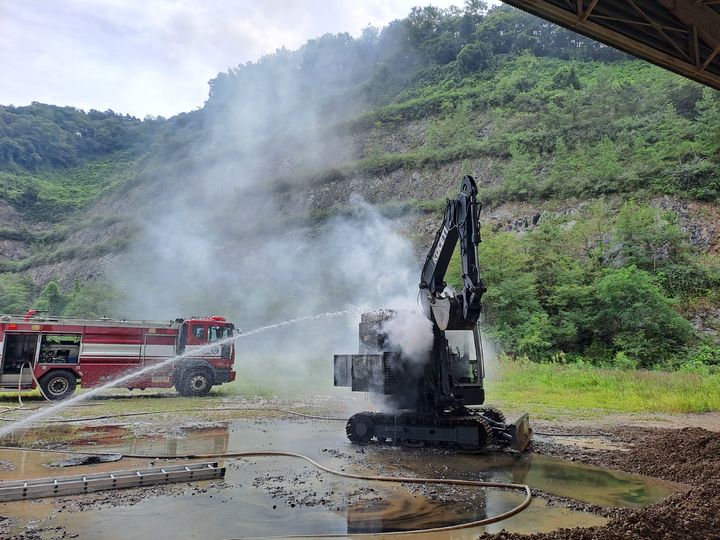 [군산=뉴시스] 2일 오전 11시16분께 전북 군산시 나포면에서 시운전 상태의 굴착기에서 불이 나 소방대원들이 물줄기를 뿌리며 화재를 진압하고 있다. (사진=전북도소방본부 제공) 2026.09.02. photo@newsis.com *재판매 및 DB 금지
