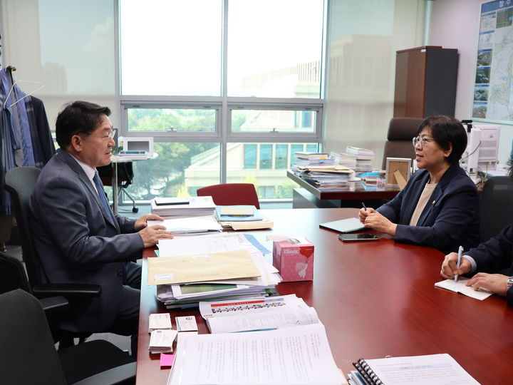 [서울=뉴시스]박희승 더불어민주당 의원은 2일 국회 의원회관에서 정은경 보건복지부 장관을 만나 국립의학전문대학원 소재지를 조속히 확정할 것을 촉구했다. (사진=박희승 의원실 제공) 2026.09.02. photo@newsis.com *재판매 및 DB 금지