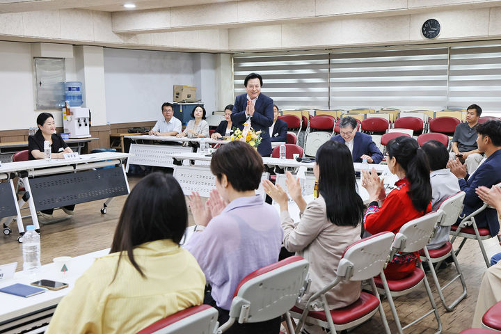 [창원=뉴시스] 강경국 기자 = 강기윤 경남 창원시장이 2일 경남이주민노동복지센터에서 문화다양성축제 맘프(MAMF) 2026 추진 상황을 점검하고 있다. (사진=창원시청 제공). 2026.09.02. photo@newsis.com *재판매 및 DB 금지